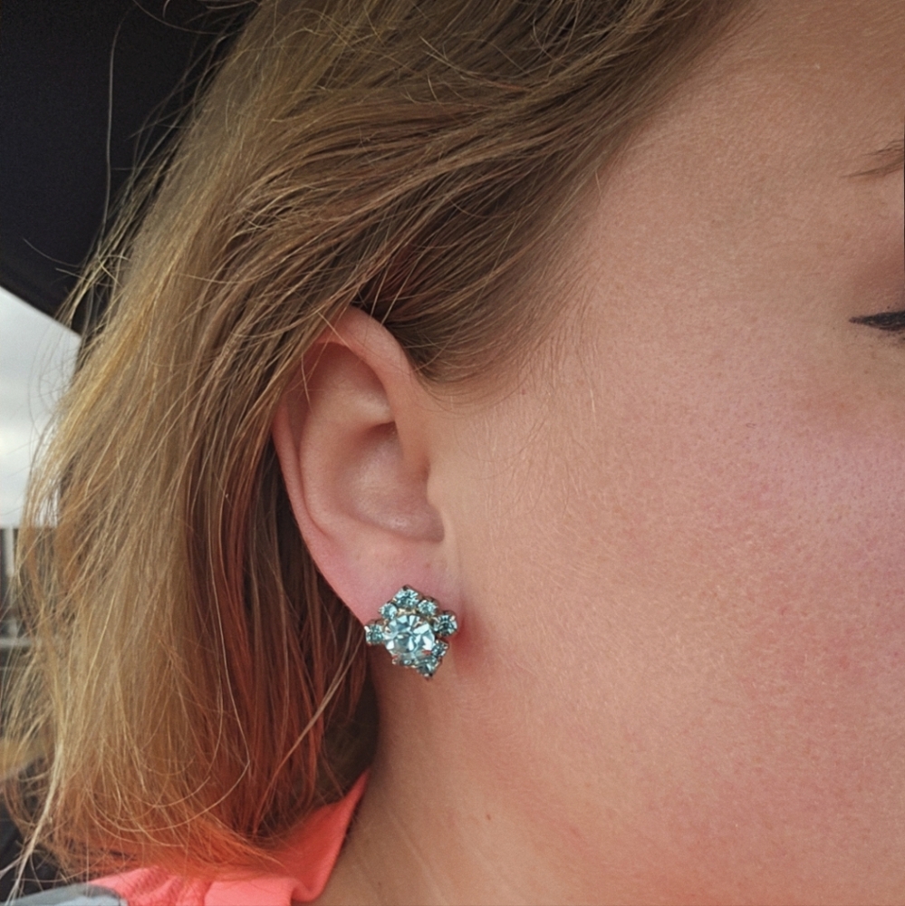 Vintage 1950s Aqua Blue Rhinestone Cluster Screw Back Earrings